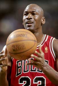 Michael Jordan connait le secret pour réussir tout ce que l'on entreprend. Il e résume en 4 principes ; Courage, Confiance, Constance, compétence